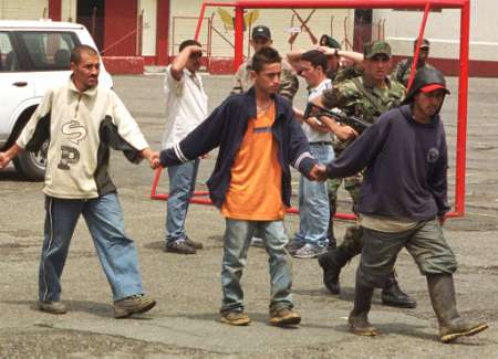 Армейские подразделения IV бригады Медельина демонстрируют трех, 
предположительно, повстанцев Революционных Вооруженных Сил Колумбии 
(FARC)  15 марта 2002 г. В ходе облавы в Медельине по крайней мере четверо 
повстанцев были убиты, а 14 других были арестованы подразделениями 
колумбийской армии. Фото и аннотация: Луис Бенавидес, агентство Ассошийэтед 
Пресс, пятница, 15 марта 2002 г.