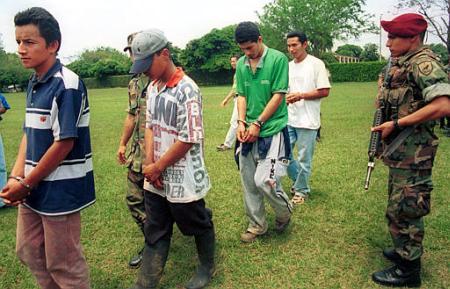 Колумбийские солдаты охраняют шестерых членов, предположительно, 
городской милиции Революционных Вооруженных Сил Колумбии, FARC, в Кали в 
пятницу, 3 мая 2002 г. Предполагаемые члены милиции были арестованы в ходе 
акции в предместьях Кали, третьего по величине города Колумбии. Фото и 
аннотация: Освальдо Паэс, агентство Ассошийэтед Пресс, пятница, 03 мая 2002 г.