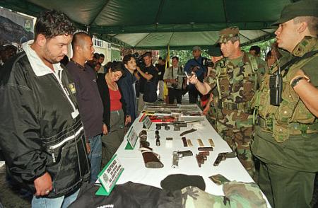 Командующий IV армейской бригадой Марио Монтойя, в центре справа, 
обращается к арестованным, предположительно, членам городской милиции Армии 
Национального Освобождения (ELN), второй по величине партизанской армии 
Колумбии, в Медельине, в 160 милях к северо-западу от Боготы, в пятницу, 
9 августа 2002 г. Первый слева - Джон Леон Альсате, которого власти обвиняют 
в том, что он являющийся одним из высших руководителей городской сети ELN 
в департаменте. Фото и аннотация: Луис бенавидес, агентство Ассошийэтед Пресс, 
пятница, 09 августа 2002 г., 18 ч. 15 мин. всемирного времени.