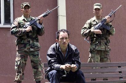 Во вторник, 19 августа 2003 г., солдаты на военной базе в Боготе охраняют 
Вильсона Мансеру, предположительно, члена Революционных Вооруженных Сил 
Колумбии, FARC. Мансера был арестован, когда армия нашла тайник оружия, 
взрывчатых веществ и боеприпасов в сельском районе Пули, к юго-западу от Боготы. 
Фото и аннотация: Фернандо Вергара, агентство Ассошиэйтед Пресс, четверг, 21 
августа 2003 г., 12 ч. 36 мин. всемирного времени.