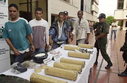 Четыре, предположительно, повстанца Революционных Вооруженных Сил 
Колумбии, или FARC, сопровождаются полицейскими в Кали, в 185 милях к 
юго-западу от Боготы, Колумбия, в четверг, 21 августа 2003 г. Полиция захватила 
30-килограммов (60 фунтов) взрывчатых веществ, которые, как заявила полиция, 
повстанцы предполагали использовать против правительственных зданий в городе. 
Фото и аннотация: Освальдо Паэс, агентство Ассошиэйтед Пресс, вторник, 
19 августа 2003 г., 17 ч. 31 мин. всемирного времени.