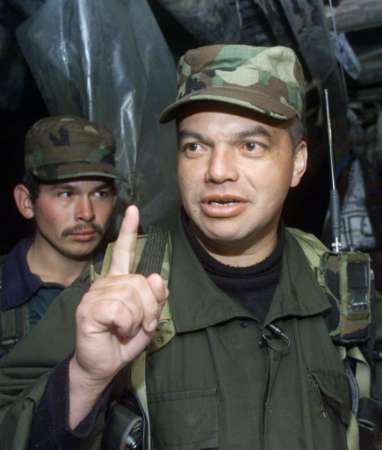 Команданте Революционных Вооруженных Сил Колумбии (FARC), 
известный как Байрон, заявляет в средствах массовой информации из секретного места в 
колумбийских горах о наступлении 
против Колумбийского правительства , 
25 июня 2002 г. Повстанцы объявили наиболее широкое наступление против 
правительства за все 38 лет партизанской войны, сообщив мэрам  и судьям всей 
страны, что они будут расстреляны или взяты в плен, если не уйдут в отставку 
к полночи в среду. Фото и аннотация: Элиана Апонте, агентство Рейтер, 
25 июня 2002 г.