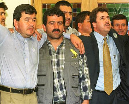 Мэр Сонсона Вильям Оспина Наранхо, слева, и мэра Кармен-дель-Вибораля 
Умберто Рестрепо Гарсия, в центре, стоят с другими мэрами городов Антиокьи 
в Медельине, Колумбия, во вторник, 25 июня 2002 г. после диалога с 
Революционными Вооруженными силами Колумбии, FARC. 
Общественные должностные лица в Колумбии зажаты между левыми повстанцами, 
угрожающими их убить, если они не оставят своих постов и крайне правых 
парамилитарис, предупредивших их, чтобы они должны оставаться при 
исполнении своих служебных обязанностей либо погибнуть. 
Во вторник, однако, лидеры полувоенных заверяли, что воздержатся от нападения 
на любого мэра для предотвращения от дальнейшего сползания в кризис. 
Фото и аннотация: Луис Бенавидес, агентство Ассошиэйтед Пресс, вторник,
25 июня 2002 г.
