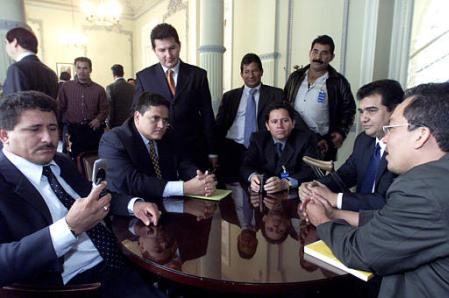 Мэры северо-восточного департамента Касанаре, сидящие слева направо, 
Йобани Морено, Браулио Кастельбланко, Хосе Ромеро, Энеа Пердомо, и стоящие 
слева направо, Гидо Родригес, Гонсало Родригес и Сегундо Рамирес, на встрече в 
министерстве внутренних дел в Боготе, Колумбия, в понедельник, 24 июня 2002 г. 
Революционные Вооруженные силы Колумбии, или FARC, угрожают казнью 
множеству мэров по всей Колумбии, если те не уйдут в отставку. 
Фото и аннотация: Ариана Кубильос, агентство Ассошиэйтед Пресс, вторник, 
25 июня 2002 г.