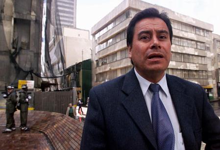 Мэр Сан-Висенте-дель-Кагуана в бывшей повстанческой Освобожденной Зоне 
Нестор Рамирес, замечен в ходе интервью в Боготе, Колумбии, 
среда, 26 июня 2002 г. Революционные Вооруженные силы Колумбии, или FARC, 
угрожают казнью ему и множеству мэров по всей Колумбии, если те не уйдут в 
отставку. Фото и аннотация: Ариана Кубильос, 
агентство Ассошиэйтед Пресс, среда, 26 июня 2002 г.