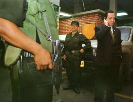 Джон Маро Родригес (справа), мэр города Кали, сопровождается вооруженными 
автоматами узи полицейскими в ходе его прибытия для встречи в офисе губернатора 
Кали, 27 июня 2002 г. Самая большая повстанческая армия Колумбии, в своем 
наиболее широком наступлении на гражданские власти за 38 лет партизанской 
войны, угрожала казнью либо захватом в плен мэров и муниципальных судей по всей 
стране, если те не уходили в отставку к полночи в среду. Меры безопасности, 
направленные на защиту мэров, были значительно увеличены. Фото и аннотация: 
Эдуардо Муньос, агентство Рейтер, четверг, 27 июня 2002 г.
