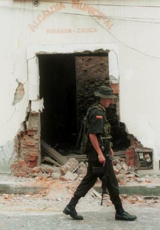 Мэр Миранды Арнульфо Мостасилья - один из более чем ста мэров по всей 
стране, которых FARC угрожал казнить или взять в плен, если те не оставят свои 
посты. Нападение постигло одного человека убитым и шесть ранеными. Фото и 
аннотация: Освальдо Паэс, агентство Ассошиэйтед Пресс, среда, 
10 июля 2002 г., 13 ч. 51 мин. всемирного времени.