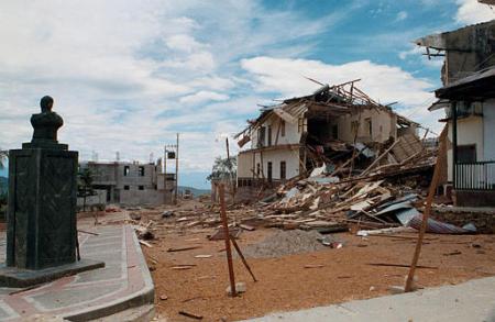 Офис мэра и культурный центр лежат руинах, в четверг, 18 июля 2002 г., после  
атаки, предположитнльно, повстанцами Революционных Вооруженных Сил 
Колумбии, FARC, в Долоресе, в департамента Толима, в 95 милях к юго-западу от 
Боготы, в среду ночью. В результате атаки разрушены 26 зданий, включая также 
здание муниципалитета, офисы организации - производителя кофе, прокуратуры, 
нотариуса и гражданского центра. Фото и аннотация: Освальдо Паэс, агентство 
Ассошиэйтед Пресс, среда, 18 июля 2002 г., 20 ч. 19 мин. всемирного 
времени