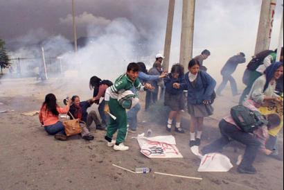 Студенты убегают от слезоточивого газа, запущенного полицией в толпу 
приблизительно из 1 500 демонстрантов, которые прошли маршем к американскому 
посольству, чтобы протестовать против войне в Ираке, в четверг, 27 марта 2003, в 
Боготе, Колумбия. Приблизительно 1 500 протестующих, главным образом студенты 
университета, пришли к зданию посольства, где полиция применила слезоточивый 
газ и резиновые пули после того, как демонстраторы зажгли шины, бросили 
небольшие взрывпакеты в полицию и подожгли американский флаг. 
Ни о каких серьезных повреждениях не сообщается. Фото и аннотация: Хавьер 
Галеано, агентство Ассошиэйтед Пресс, четверг 27 марта 2003 г; 15 ч. 44 мин. 
всемирного времени