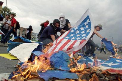 Студенты жгут американский флаг в ходе протеста против руководимого 
США вторжения в Ирак перед американским Посольством в Боготе, Колумбии, 
четверг, 27 марта 2003. Приблизительно 1 500 протестующих, главным образом 
студенты университета, пришли к зданию посольства, где полиция применила 
слезоточивый газ и резиновые пули после того, как демонстраторы зажгли шины, 
бросили небольшие взрывпакеты в полицию и подожгли американский флаг. 
Фото и аннотация: Хавьер Галеано, агентство Ассошиэйтед Пресс, четверг 27 марта 
2003 г; 19 ч. 49 мин. всемирного времени