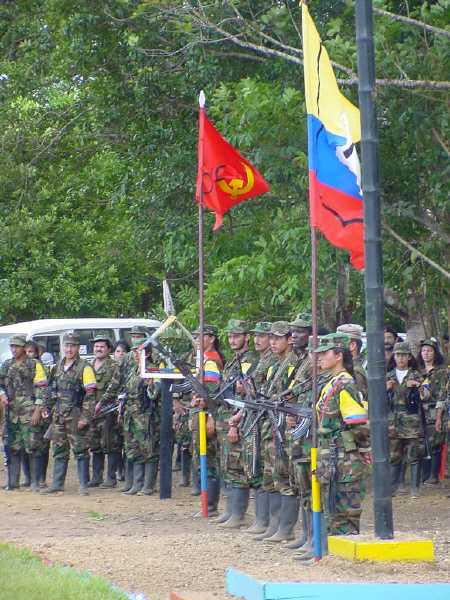 Мы - армия народа! Флаги Попольной Коммунистической Партии Колумбии (слева) и Революционных Вооружённых Сил Колумбии - Амии Народа (справа). 
Фото: ``Сеть Сопротивления'