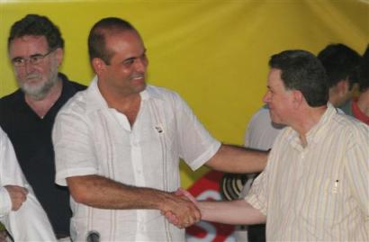 Mon Sep 27, 6:46 PM ET
Comandante del AUC Salvatore Mancuso y Luis Restrepo, Santa Fe de Ralito, Cordoba 01.08.2004. (AP Photo/ Javier Galeano,file)