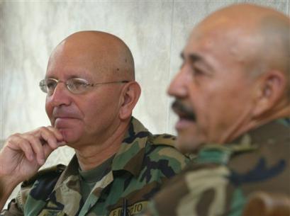 Командующий вооруженными силами Колумбии генерал Карлос Альберто Оспина, слева, и командующий Армией, генерал Мартин Карреньо Сандоваль, позируют в ходе интервью агентству Ассошиэйтед Пресс в Боготе, в пятницу, 10 сентября 2004 г. Настаивая, что поддерживаемая США кампания, направленная на искоренение посевов наркосодержащих культур в Колумбии дает результаты, Оспина заявил в пятницу, что торговля коканом производится наркопартизанами именно в эти дни, когда посеы наркосодержащих растений в целом взошли. Фото и анотация: Хавьер Галеано, агентство Ассошиэйтед Пресс, пятница, 10 сентября 2004 г, 13 ч. 55 мин. всемрного времени.