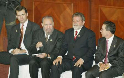 Испанский Принц Фелипе де Бурбон (слева направо), кубинский Президент Фидель Кастро Рус, бразильский Президент Луис Игнасио Лула Да Сильва и Президент Колумбии Альваро Урибе беседуют перед началом церемонии клятвы Президента Эквадора Лусио Гутьерреса в Конгрессе, в Кито, 15 января 2003. Бывший лидер удачного переворота в Эквадоре, Гутьеррес, был приведен к присяге как президент этой хронически непостоянной нации среди надежд бедного большинства, доверие которого он завоевал обещаниями бороться с коррупцией и бедностью. Фото и аннотация: Мариана Басо, Агентство Рейтер; 15 января 2003 г., 02 ч. 21 мин. всемирного времени.