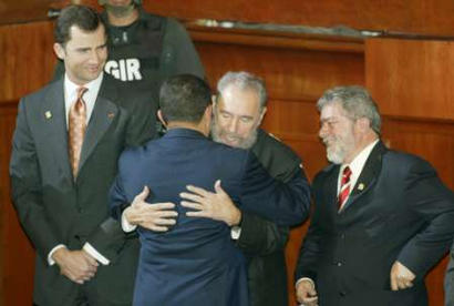 Кубинский Президент Фидель Кастро (в центре) приветствует венесуэльского Президента Уго Чавеса, будучи рядом с бразильским Президентом Луисом Игнасио Лулой Да Сильвойва (справа) и испанским Принцем Фелипе де Борбоном (слева) за час до началом церемонии клятвы Президента Эквадора Лусио Гутьерреса в Конгрессе, в Кито, 15 января 2003. Бывший лидер удачного переворота в Эквадоре, Гутьеррес, был приведен к присяге как президент этой хронически непостоянной нации среди надежд бедного большинства, доверие которого он завоевал обещаниями бороться с коррупцией и бедностью. Фото и аннотация: Мариана Басо, Агентство Рейтер; 15 января 2003 г., 01 ч. 30 мин. всемирного времени