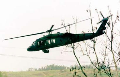 Вертолет ''Черный ястреб'', перебрасывающий элитные колумбийские противопартизанские отряды приземляется на базу близ города Сан-Висенте-дель-Кагуан на архивной фотографии агентства Рейтер, относящейся к 22 февраля 2002 г.