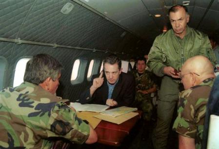 
Новый Президент Колумбии Альваро Урибе (в центре) беседует с Главнокомандующим Колумбийской армией генералом командующего Хорхе Энрике Морой (слева), командующим армией генералом Карлосом Альберто Оспиной (справа) и командующий Военно-Воздушными силами генералом Эктором Фабио Веласко, в ходе полета в  департамент Чоко, 23 августа 2002 г. Президент Урибе летел на отдаленный пляж, чтобы лично поощрить подразделения, ищущие 27 туристов, захваченных марксистскими повстанцами в прошлый уикэнд. После прибытия вертолетом на колумбийский морской фрегат неподалеку от берегов департамента Чоко, где колумбийцы были захвачены Национальной Освободительной Армией, или ELN, Урибе взял радио-телефонную трубку и приказал армейскому офицеру, ведущему поиск на берегу, двигаться вперед. 
Фото и аннотация: Сесар Каррион, агентство Рейтер со ссылкой на Си-Эн-И; пятница 23 августа 2002 г.; 04 ч. 41 мин. всемирного времени.