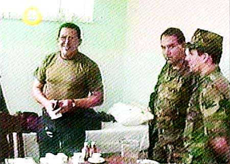 Венесуэльский президент Уго Чавес (слева) общается 
со своими похитителями на этом видеокадре, снятом в ходе его 
захвата. Видео, показанное 1 мая 2002 г. частным 
телевизионным каналом новостей Globovision, наверняка, 
подстегнет горячие дебаты в Венесуэле по событиям хаоса, 
охватившего страну 11-14 апреля в результате переворота, 
который сверг изображенного слева президента, 
а затем драматично восстановил его правление. 
Фото и аннотация: агентство Рейтер со ссылкой на 
Глоубовижен, 01 мая 2002 г.
