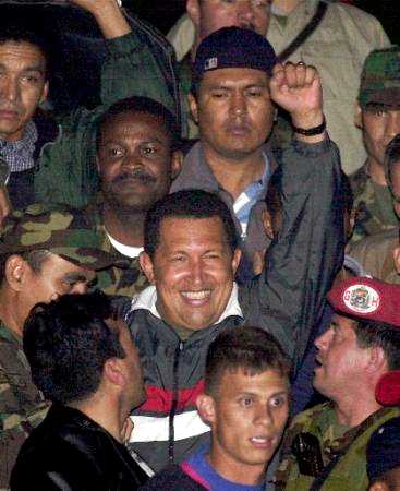 На этой архивной фотографии 14 апреля 2002 г. 
Президент Венесуэлы Уго Чавес улыбается, поскольку он 
достиг президентского дворца Мирафлорес в Каракасе после 
освобождения его после захвата военными, которые за два 
дня до этого заявили, что он якобы ушел в отставку. 
Изгнание Чавеса, состоявшееся 12 апреля,  продолжалось 
только два дня. Но это привело к опасному расколу и 
разногласиям в вооруженных силах и сделало невозможным 
для него дальнейшее игнорирование роста негодования по 
поводу его правления. Фото и аннотация: Дарио Лопес, 
архив агентства Ассошиэйтед Пресс, 12 апреля 2002 г.