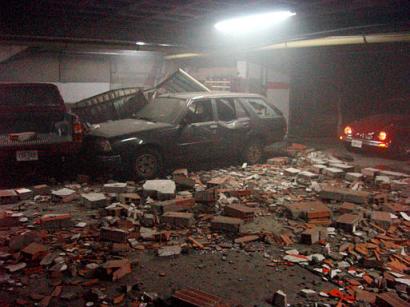 Поврежденные автомобили обнаружены на месте подземной автостоянки в торговом центре, в центре города Кукута, на северо-восточной границе с Венесуэлой, в 250 милях к северо-востоку от Боготы, где была взорвана автомобильная бомба, убив одного человека и ранив 19 других, в среду, 05 марта 2003 г. Командующий местной полицией обвинял в нападении вторую по величине группу повстанцев Колумбии, Армию Национального Освобождения (ELN), которая, как наибольшая национальная повстанческая группировка, Революционные Вооруженные Силы Колумбии, борется против незаконных групп парамилитарис за управление Кукутой. Фото и аннотация: Эфраин Патиньо, агентство Ассошиэйтед Пресс, пятница 05 марта 2003 г.; 12 ч. 27 мин. всемирного времени