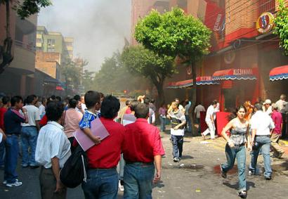 Граждане собираются вокруг торгового центра после того, как на месте подземной автостоянки в торговом центре, в центре города Кукута, на северо-восточной границе с Венесуэлой, в 250 милях к северо-востоку от Боготы, была взорвана автомобильная бомба, убив одного человека и ранив 19 других, в среду, 05 марта 2003 г. Командующий местной полицией обвинял в нападении вторую по величине группу повстанцев Колумбии, Армию Национального Освобождения (ELN), которая, как наибольшая национальная повстанческая группировка, Революционные Вооруженные Силы Колумбии, борется против незаконных групп парамилитарис за управление Кукутой. Фото и аннотация: Эфраин Патиньо, агентство Ассошиэйтед Пресс, пятница 05 марта 2003 г.; 12 ч. 23 мин. всемирного времени