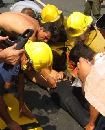Колумбийские спасатели помогают мужчине, раненному в результате взрыва бомбы в Кукуте, на границе с Венесуэлой, 05 марта 2003 г. Как сообщила полиция, бомба, взорванная в популярном торговом центре в Кукуте, убила по крайней мере четырех человек и ранила 56 других. Фото и аннотация: Эфраин Патиньо, агентство Ассошиэйтед Пресс, пятница 05 марта 2003 г.; 13 ч. 11 мин. всемирного времени