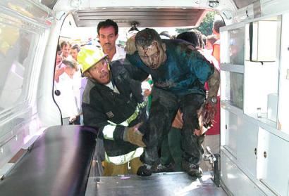 Спасатель помогает забраться в санитарную машину мужчине, раненному взрывом автомобильной бомбы в гараже торгового центра в колумбийском городе Кукута, близ северо-восточной границы с Венесуэлой, в среду, 05 марта 2003 г. Местная полиция обвиняла в нападении вторую по величине группу повстанцев Колумбии, Армию Национального Освобождения (ELN), в ходе которого убито семь человек и ранено 20 других. Фото и аннотация: Эфраин Патиньо, агентство Ассошиэйтед Пресс, пятница 05 марта 2003 г.; 16 ч. 23 мин. всемирного времени