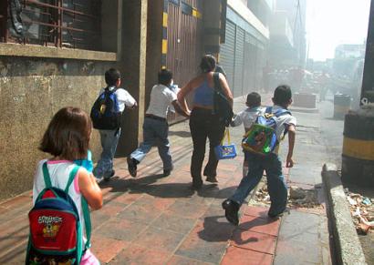 Дети спешат быть эвакуированными из школы, находящейся в одном квартале от торгового центра в Кукуте, Колумбия, близ северо-восточной границы с Венесуэлой, в среду, 05 марта 2003 г., где, предположительно, повстанцы заложили автомобильную бомбу. Местная полиция обвиняла в нападении вторую по величине группу повстанцев Колумбии, Армию Национального Освобождения (ELN), в ходе которого убито семь человек. Фото и аннотация: Эфраин Патиньо, агентство Ассошиэйтед Пресс, пятница 05 марта 2003 г.; 16 ч. 51 мин. всемирного времени