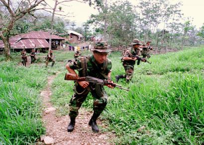Полувоенные бойцы из так называемых Отрядов Крестьянской Самообороны 
Касанаре идут вдоль деревни на границе департаментов Бояка и Касанаре, 
приблизительно в 100 милях к северо-востоку от Боготы, Колумбия, в пятницу, 
11 апреля 2003 г. Группа объявила о своей готовности участвовать в мирных 
переговорах с правительством. Колумбийское правительство и Подразделения Самообороны 
Колумбии, AUC, полувоенная оборонческая группировка, начали пробные мирные 
переговоры в прошлом году. Фото и аннотация: Хуан Эррера, агентство Ассошиэйтед 
Пресс, пятница 11 апреля 2003 г., 14 ч. 17 мин. всемирного времени