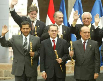 Президенты (нижний ряд, слева направо) Эквадора Лусио Гутьеррес и Колумбии Альваро Урибе, 
а также министр иностранных дел Аргентины Карлос Руккауф, (верхний ряд, слева 
направо) вице-президент Уругвая Луис Йерро, министр иностранных дел Парагвая 
Хосе Мореньо и Вице-президент Никарагуа Хосе Рисо улыбаются для официальной 
фотографии на XVII Встречи на высшем уровне в рамках Группы Рио в Куско, 
23 мая 2003. Фото и аннотация: Пилар Оливарес, агентство Рейтер, 
пятница 23 мая 2003 г., 16 ч. 52 мин. всемирного времени