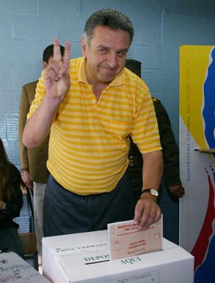 Левый кандидат в Алькальды города Боготы, Луис Эдуардо Гарсон, бросает свой избирательный бюллетень в процессе муниципальных выборов в Боготе, в воскресенье, 26 октября 2003 г. Избиратели в воскресенье выберут губернаторов 32 муниципалитетов Колумбии и более чем 1 000 городских алькальдов. Выборы состоятся спустя день после всеколумбийского голосованя на референдуме, предложеном президентом Альваро Урибе в качестве борьбы против коррупции. Результаты должны были быть обнародаваны поздно вечером в субботу. Фото и анотация: Хавьер Галеано, агентство Ассошиэйтед Пресс, воскресенье 26 октября 10 ч. 08 мин. всемирного времени.