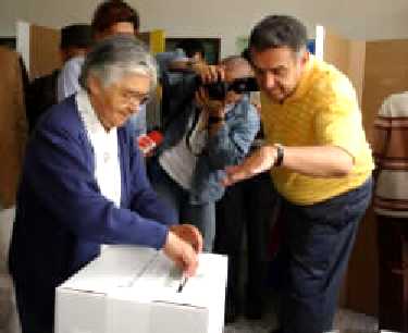 Элоиза Гарсон, мать Луиса Эдуарда, голосует 26 октября в 9:30 на избирательном участки в столичном районе Ла Эсмиральда