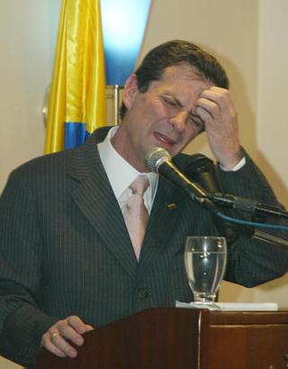 Министр юстиции Фернандо Лондоньо, жестикулирует в ходе семинара по терроризму в отеле 