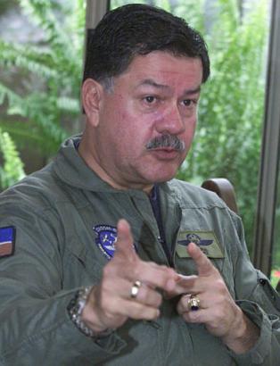 Генерал Эдгар Лесмеc, только что назначенный командующим военно-воздушными силами Колумбии, выступает в ходе интервью агентству Ассошиэйтед Пресс в Боготе, Колумбия, в среду, 29 октября 2003 г. В среду Лесмес заявил, что он не будет колебаться в отдании приказа на уничтожение самолетов, перевозящих наркотики, в том случае, если самолет будет отслежен американскими и колумбийскими радарами и проигнорирует требование о приземлении. Фото и аннотация: Фернандо Вергара, агентство Ассошиэйтед Пресс, среда, 29 октября 2003 г., 11 ч. 27 мин. всемирного времени. 