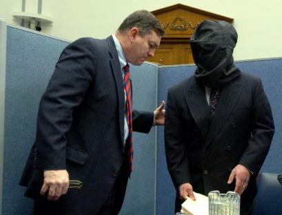 Штаб-квартира Комитета Правительственной Реформы. Cотрудник Джил Макклин, слева, помогает Говарду Канти, секретному наркополицейскому детективу, на своем рабочем месте на Капитолийском холме, в четверг, 12 декабря 2002 г., чтобы тот мог свидетельствовать в ходе слушаний по делу ''Героиновый Кризис Америки''. Законодатели утверждают, что финансируемая США  антинаркотическая программа Колумбии мало что дает в деле уничтожения опиумной империи, производящей сырье для львиной доли героина, реализуемого в Соединенныш Штатах. Они также сообщили, что, в то время, как были достигнуты успехи в деле сворачивания производства колумбийского кокаина, в текущем году было опрыскано меньшее количество посевных
площадей опиумных культур в сравнении с предыдущим годом, когда Колумбия начала получать 1.8 миллиардов долларов в виде поставок
вертолетов и другой направленной против злоупотребления наркотиками помощи из Соединенных Штатов. Фото и аннотация: Деннис Кук, Агентство Ассошиэйтед Пресс, 12. декабря 2002 г., 02 ч. 08 мин. всемирного времени
