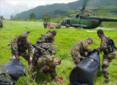 Впрочем, вертолеты также удобно использовать для транспортировки трупов солдат, убитых в боях с партизанами. Фото: Сеть Сопротивления (Red resistencia)
