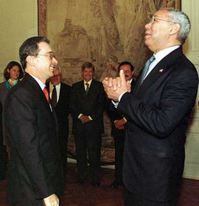 Госсекретарь США Колин Пауэлл (справа) шутит с колумбийским Президентом Альваро Урибе во дворце Нариньо, в Боготе, 4 декабря 2002. Как заявили американские должностные лица, Пауэлл находится с двухдневным визитом в Колумбии с тем, чтобы убедить разоренное войной государство, что Вашингтон окажет ему существенную помощь, однако, вместе с тем, он не сможет бороться с партизанами и наркоторговцами  в защиту правительства. Фото и аннотация: Сесар Каррион, агентство Си-Эн-И - Рейтер; 04 декабря 2002 г.; 11 ч. 27 мин. всемирного времени.