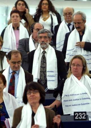 Члены партий левого крыла Европейского парламента носят белые шарфы с лозунгом ``мир и правосудие в Колумбии'', протестуя тем самым против против обращения колумбийского Президента Альваро Урибе Велеса к Европейскому парламенту 10 февраля 2004 в Страсбурге. Фото и аннотация: Винсент Кесслер, агентство Рейтер, вторник, 10 февраля 2003 г., 08 ч. 10 мин. всемирного времени.