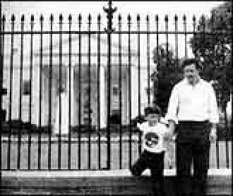 В 1982 г. в качестве члена колумбийского парламента Пабло Эскобар посетил США. На этой фотографии он, вместе со своим сыном Хуаном Пабло, снят на фоне белого Дома. Фото и аннотация: газета Эль Тьемпо
