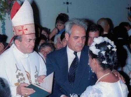 Архиепископ Исаиас Дуарте Кансино, слева, венчает неизвестную пару во время групповой свадебной церемонии в кирхе Блаженного Пастора в районе Агуа Бланки, на рабочей окраине Кали, Колумбии, в субботу, 16 марта 2002. Как сообщили свидетели, 63-летний архиепископ был застрелен двумя бандитами около церкви после окончания свадебгной церемонии. По словам директора госпиталя Рикарда Ванегаса, Дуарте умер по прибытии в госпиталь Карлоса Олмеса Трухильо.  Фото и аннотация, агентство Ассошиэйтед Пресс, 16 марта 2002 г.