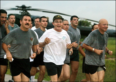 Президент Колумбии Алваро Урибе (в центре) подхлестывает бег главнокомандующего колумбийской армией генерала Карлоса Оспины (справа) и командующего  XVIII армейской бригады генерала Карлоса Лемуса. Урибе предупредил левых мятежников, что они будут нуждаться в 